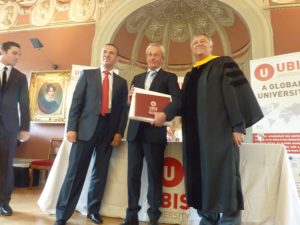 nappe de conférence porte signature toge doctorale